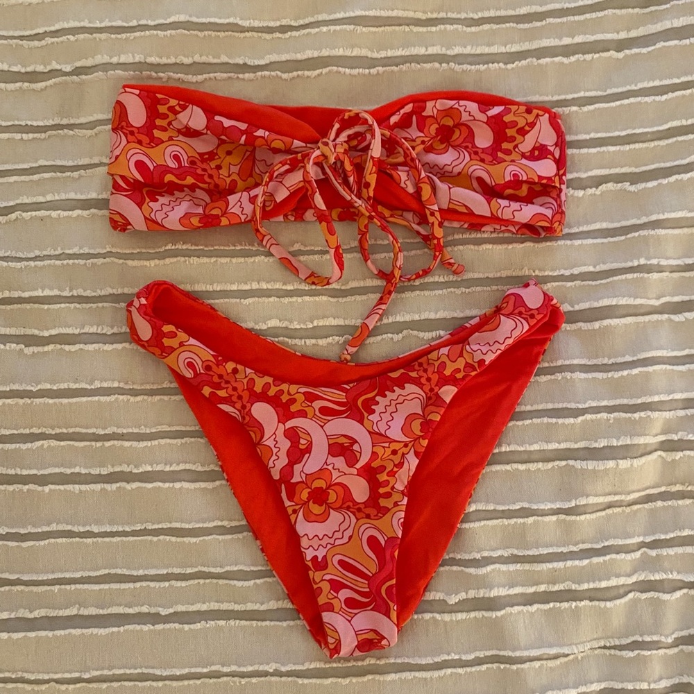 Leni swims bikini